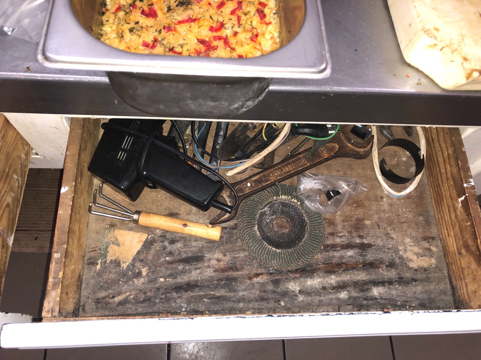 EFORIE/VIDEO: Restaurante închise de inspectorii OPC. Mâncare gătită printre… scule