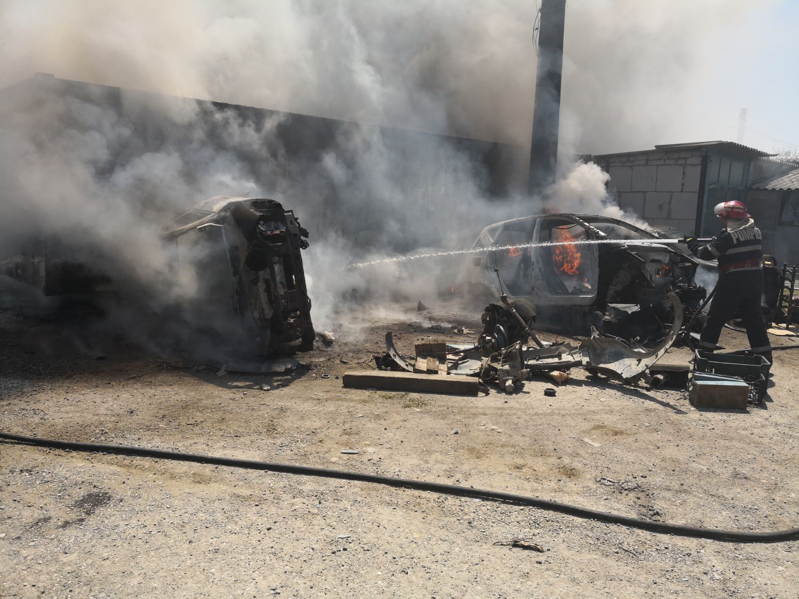 ALERTĂ LA ISU DOBROGEA! Pompierii constănțeni intervin la un centru pentru dezmembrări auto