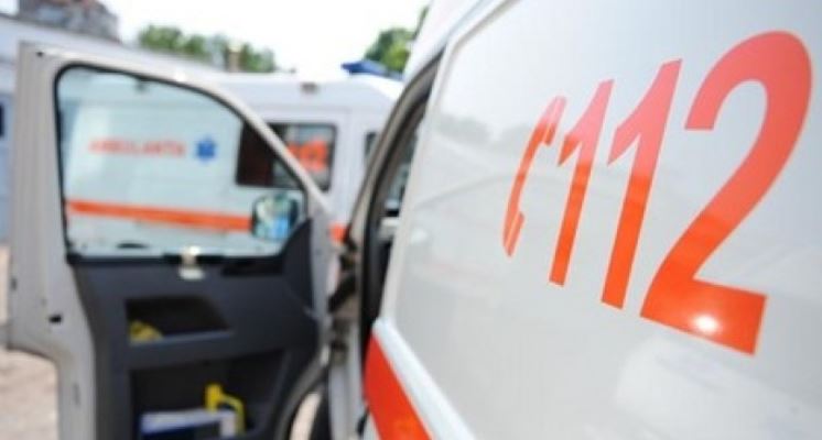 CONSTANŢA: Doi poliţişti aflaţi în timpul liber, răniţi după ce au intrat cu autoturismul într-un copac
