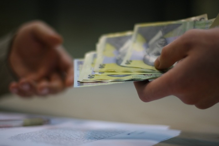 Firmele care angajează şomeri şi tineri absolvenţi vor primi subvenţii lunare