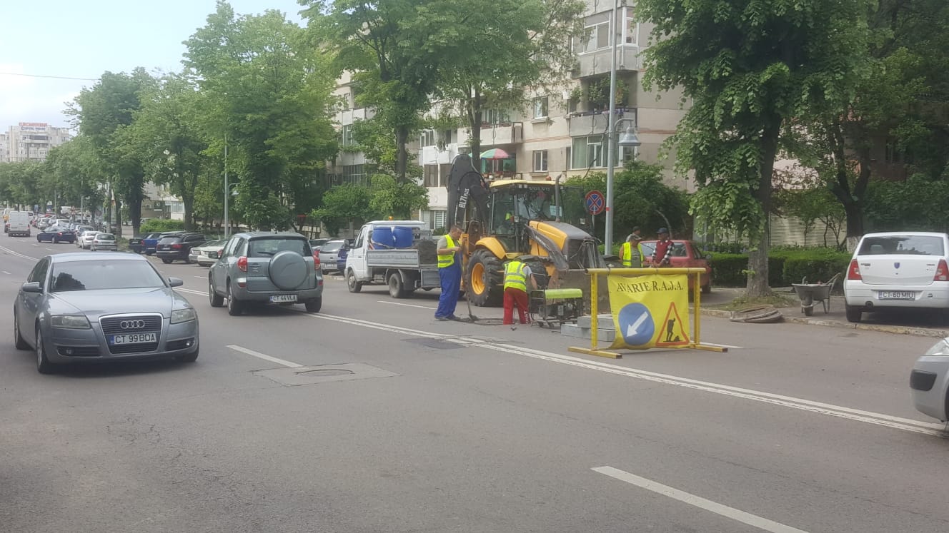 FOTO/ CONSTANȚA. Capacele de canalizare de pe străzi, o problemă pentru șoferi