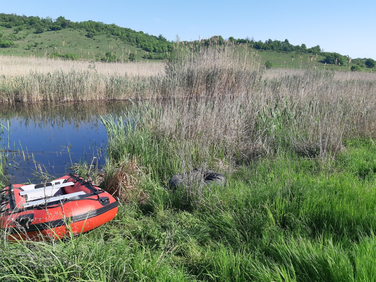 UPDATE 3! Scafandrii au recuperat trupul pescarului înecat în lacul Oltina