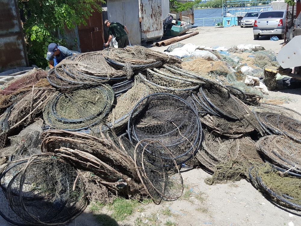 Comisariatul Integrat de Control în Deltă a distrus aproximativ 4 tone de unelte de pescuit confiscate de la braconieri