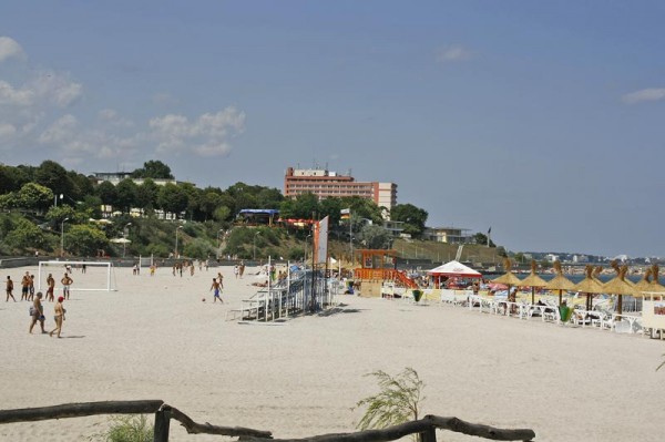 Primăria Mangalia a avut grijă ca localnicii să aibă unde-și așterne liniștiți cearșaful pe plajă vara aceasta