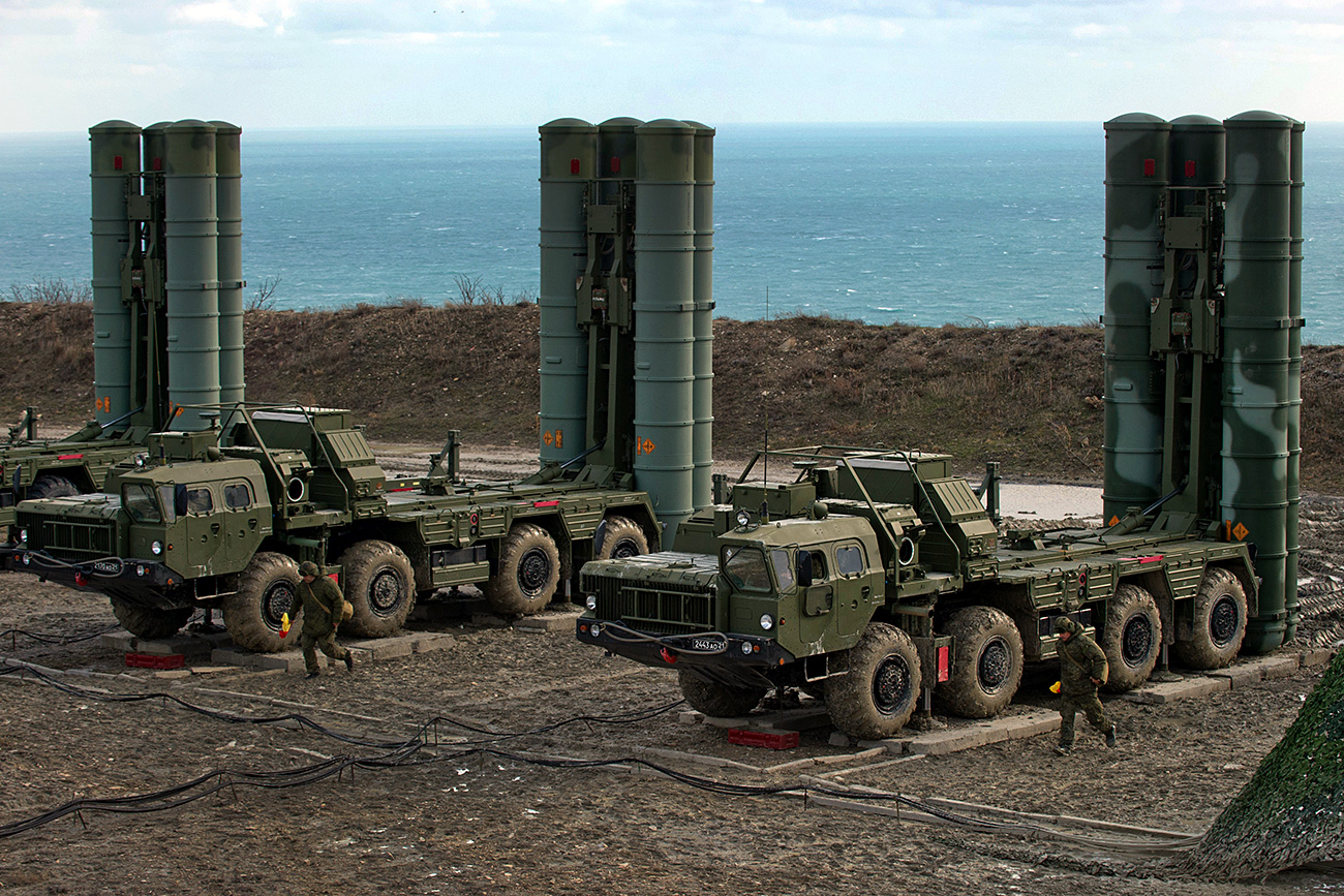 Sistemul antiaerian rus din Crimeea, suplimentat cu rachete S-400 şi tunuri Panţîr-S
