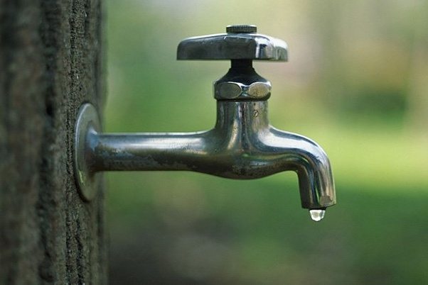 Avarie RAJA: Locuitorii din Faleză Nord n-au apă potabilă până la ora 16:00