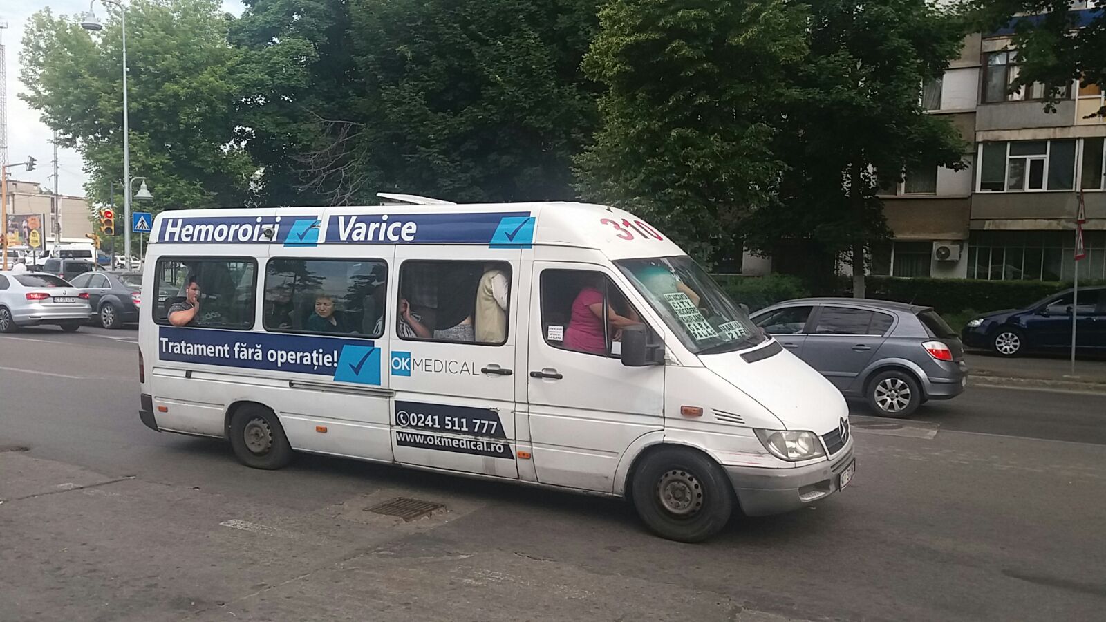 FOTO/CONSTANȚA: Microbuz plin până la refuz pe linia 310