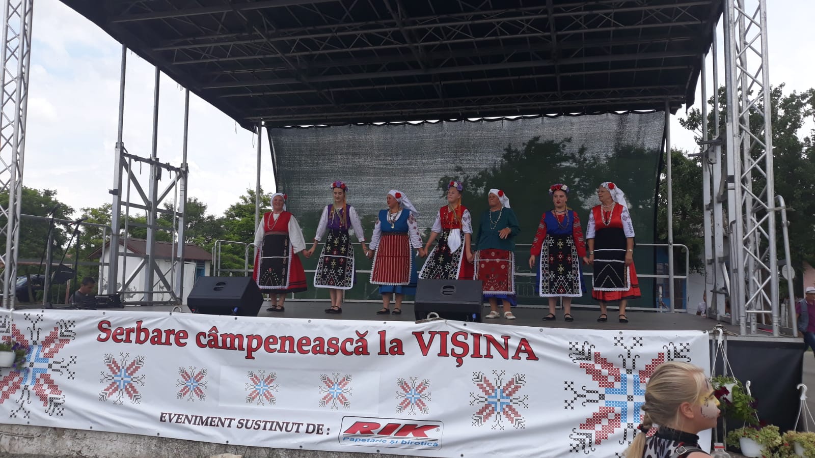 Sute de persoane s-au bucurat de autenticitatea Dobrogei la Sărbătoarea Câmpenească a Vișinei, în ciuda vremii care a încercat să strice petrecerea (video + foto)