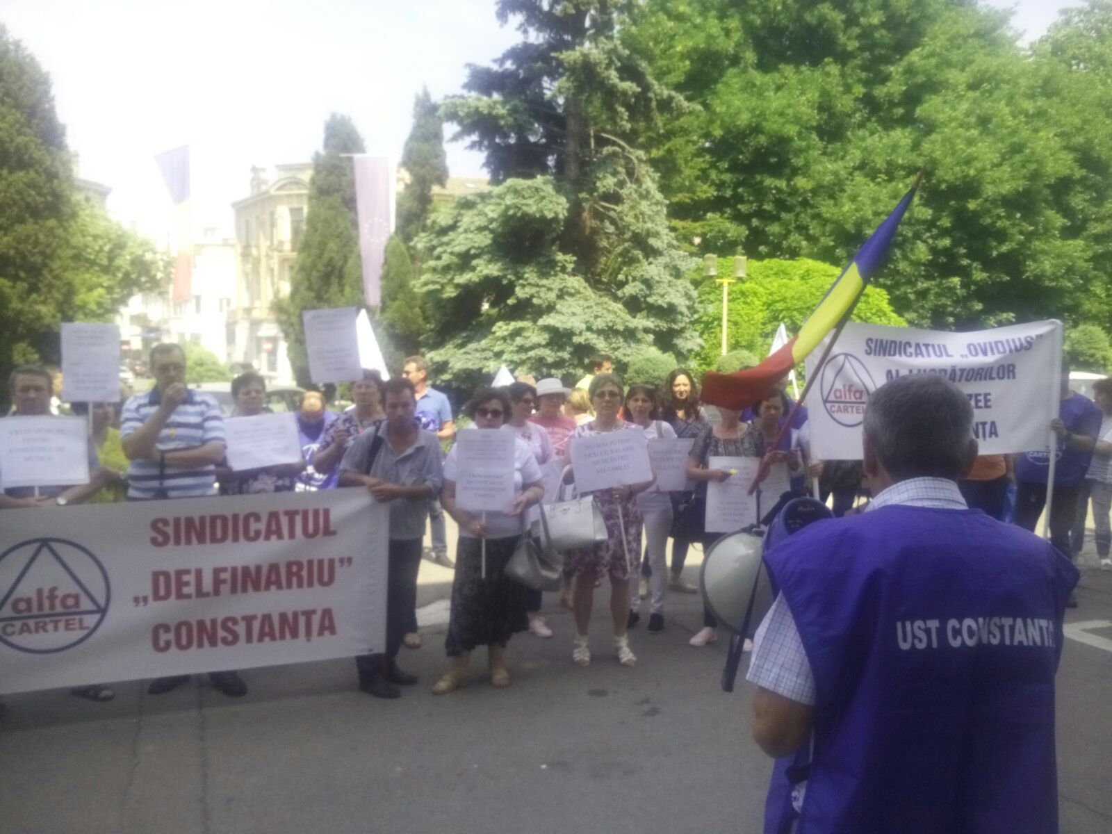 FOTO: Salariaţii de la Delfinariu pichetează sediul Prefecturii Constanța