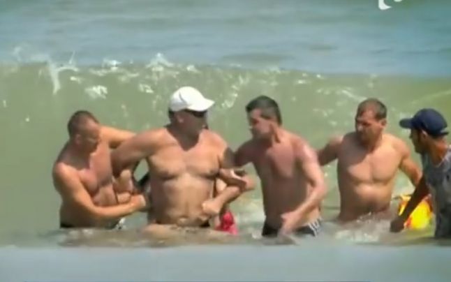 Mangalia: Un turist scos din valurile mării cere daune de 40.000 de euro salvamarilor și unui polițist local