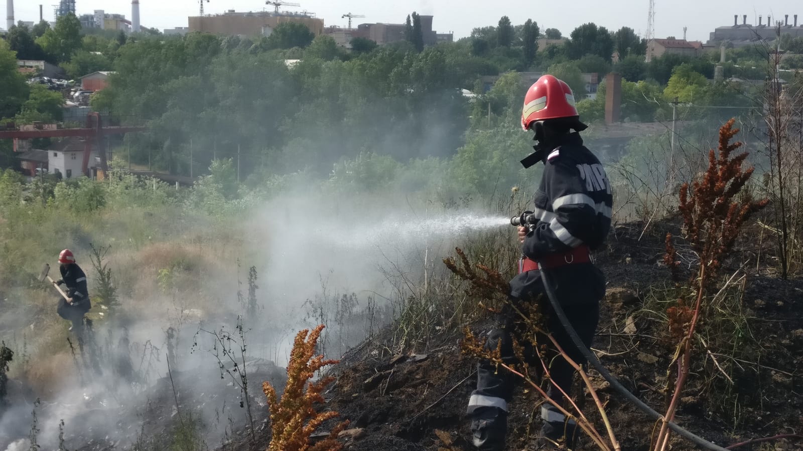 TULCEA: Pompierii se luptă cu un incendiu provocat de persoane fără adăpost