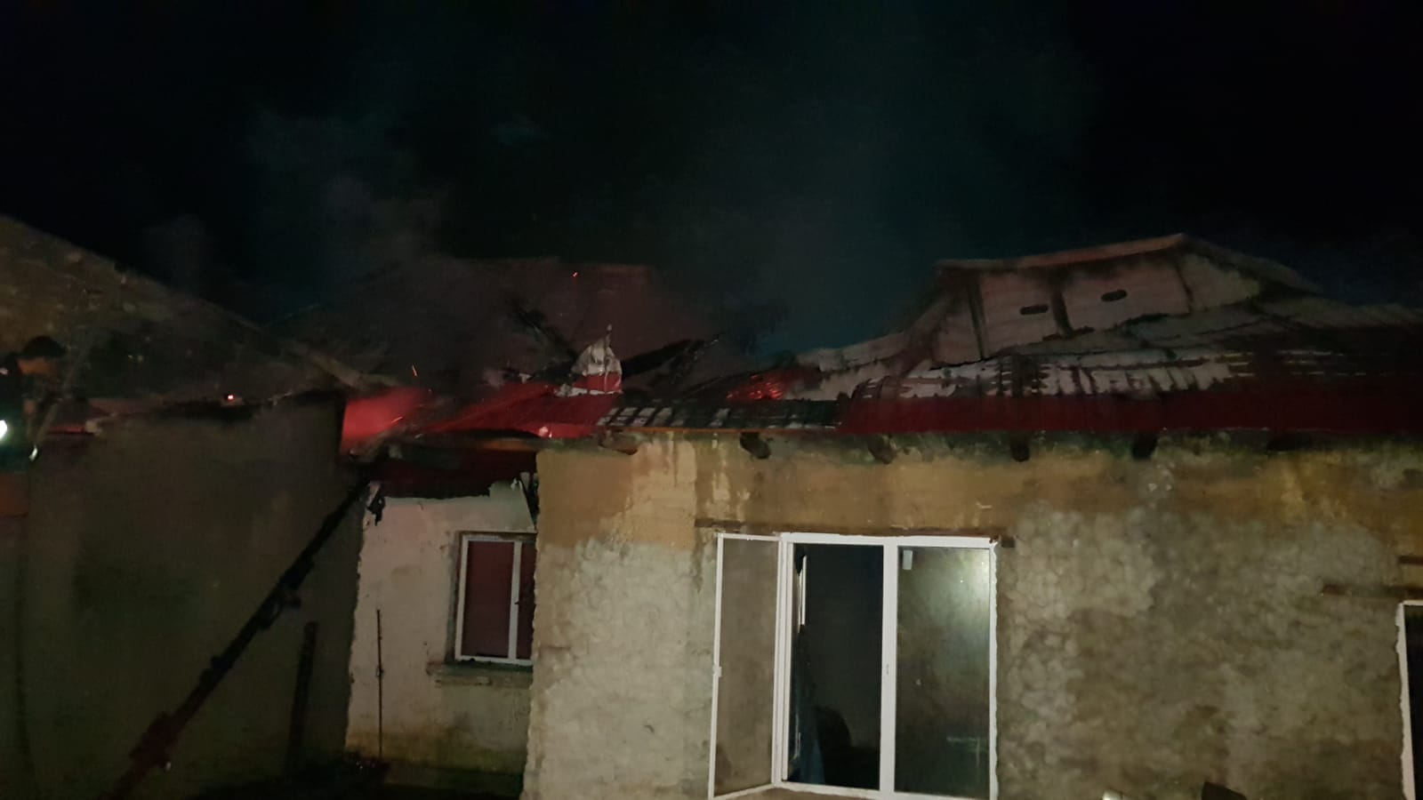 Jud. Tulcea: Casa unor bătrâni din Casimcea a luat foc în toiul nopții (foto)