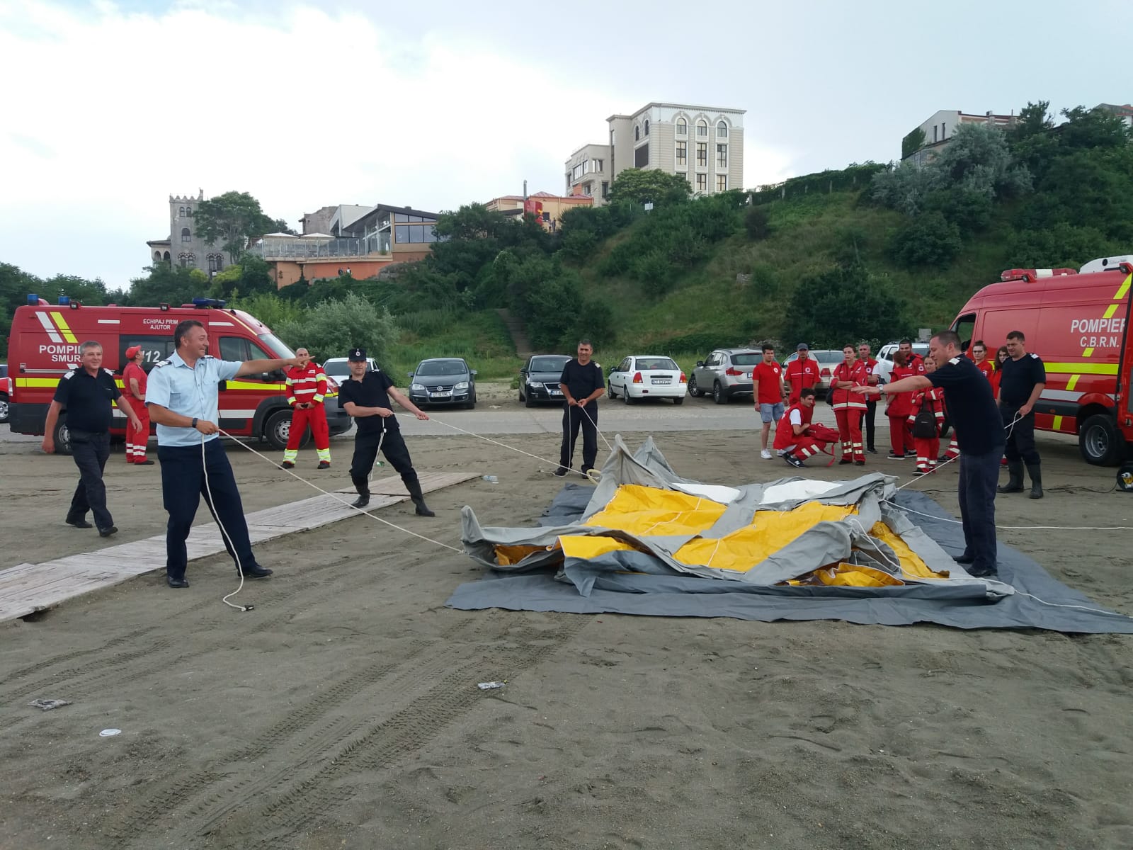 FOTO – Plaja Modern din CONSTANȚA: Exercițiu de cautare şi salvare de vieţi omeneşti pe mare