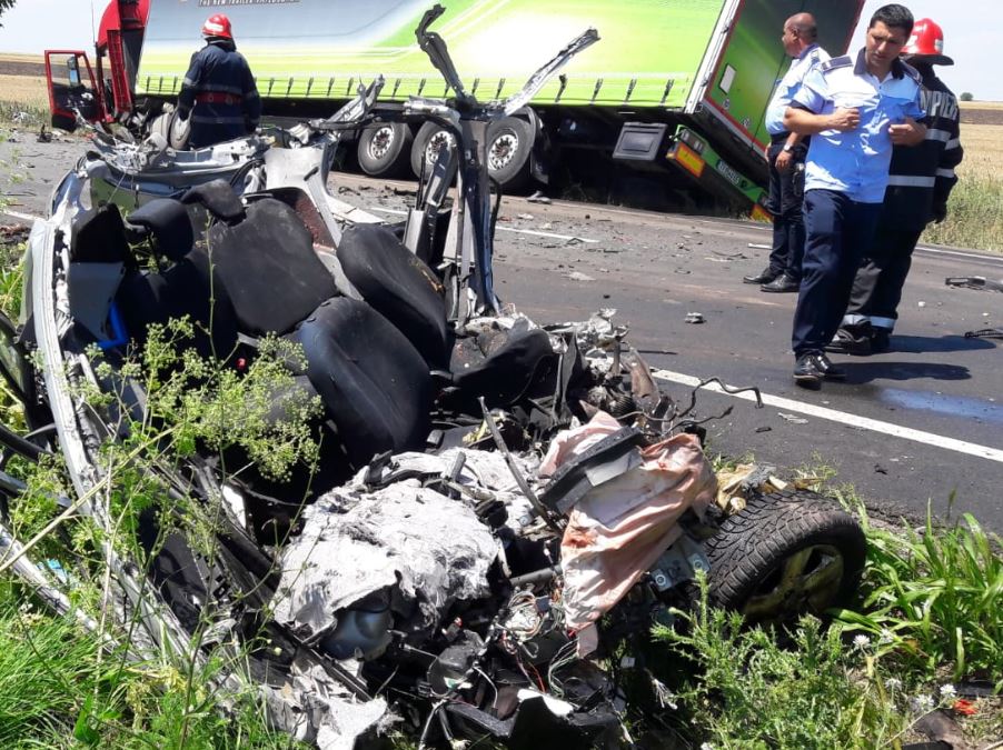 Județul CONSTANȚA: Autoturism spulberat de un TIR. O persoană a decedat