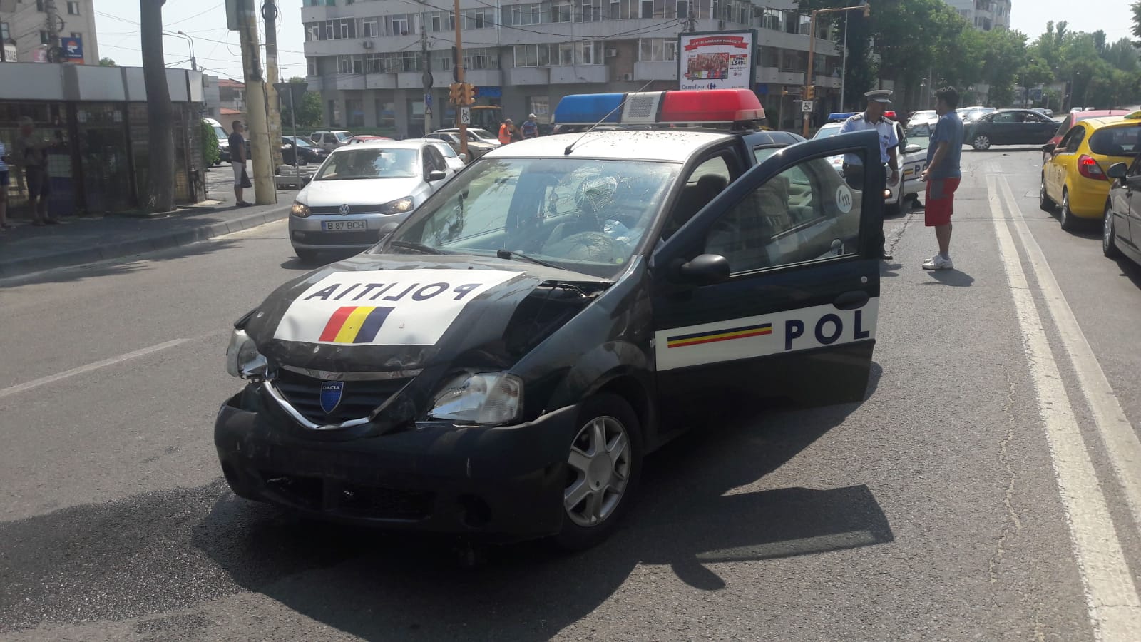 VIDEO – Accident rutier cu mașina poliției, într-o intersecție din Constanța (update)