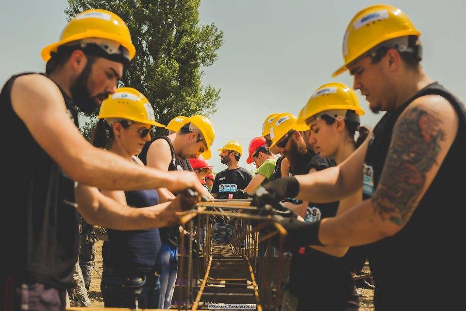 Bikers for Humanity la Chirnogeni. Peste 300 de motocicliști voluntari au pus umărul la consolidarea caselor a nouă familii