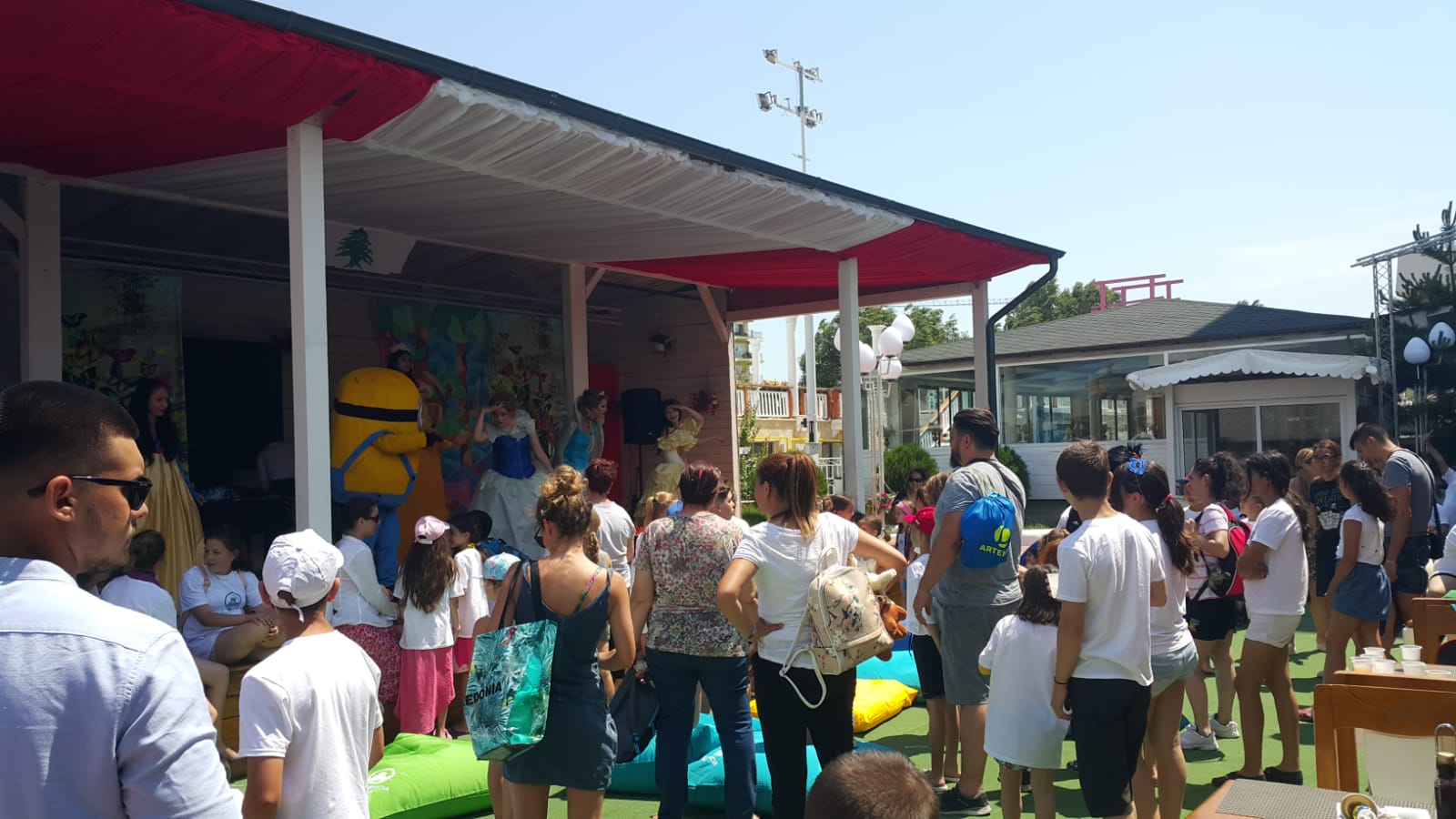 MAMAIA. Sute de copii din medii defavorizate au petrecut o zi la mare