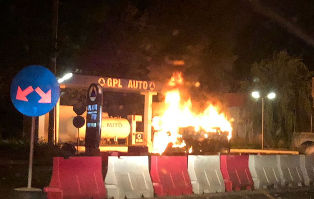 La un pas de o tragedie pe A4. S-a răsturnat cu mașina într-o stație GPL