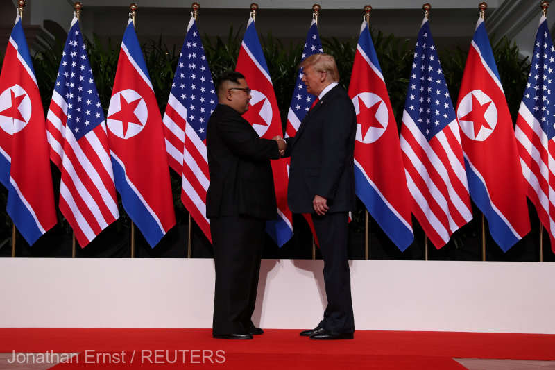 Strângere de mâini istorică Trump-Kim