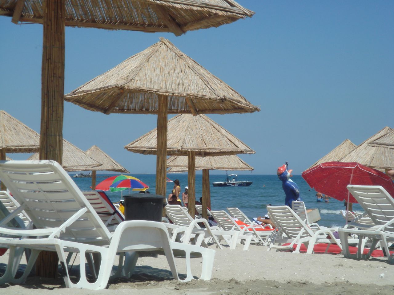 NU există plajă privată. Accesul și circulația pe plajă sunt LIBERE!