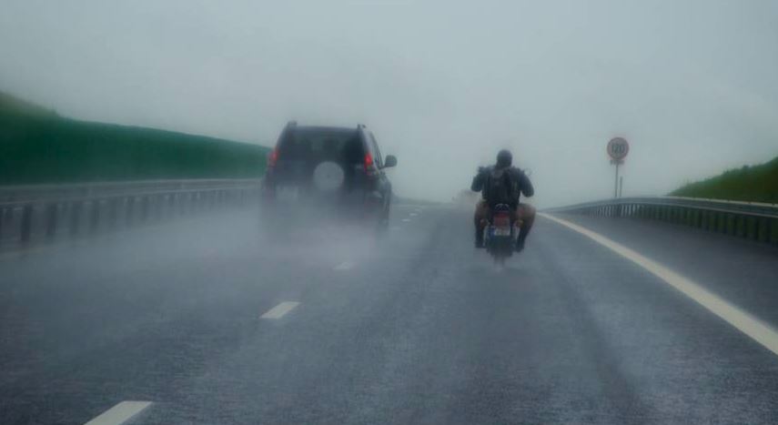 Circulaţie îngreunată, din cauza ploii torenţiale, pe Autostrada A2