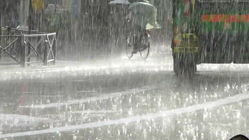Ploile vor continua în următoarele două săptămâni, dar temperaturile vor fi ridicate