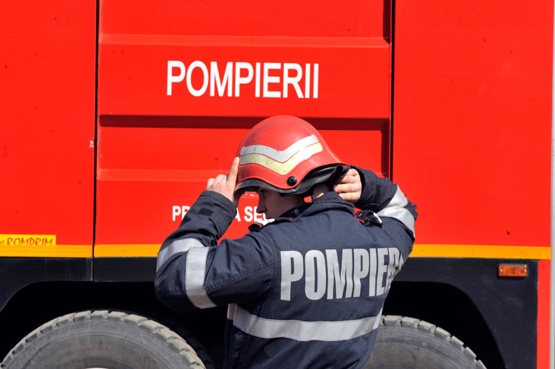 Incendiu la doi pași de un club din nordul stațiunii Mamaia (foto)