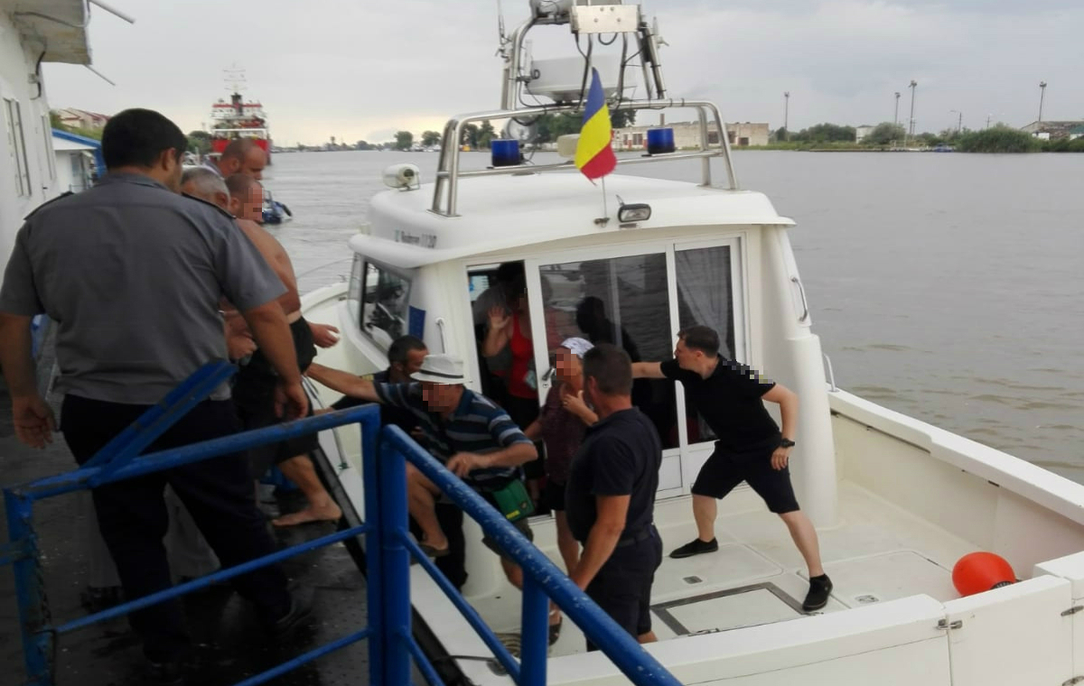 TULCEA: Turişti răsturnaţi cu barca în apropiere de Sulina, salvaţi de poliţiştii de frontieră