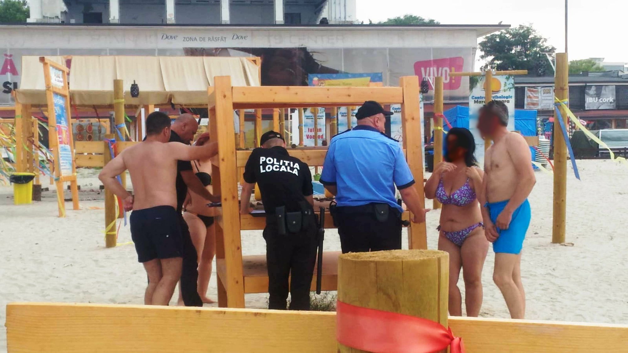 Turiști amendați de Poliția Locală după ce au consumat băuturi alcoolice pe plaja terapeutică de la Mamaia