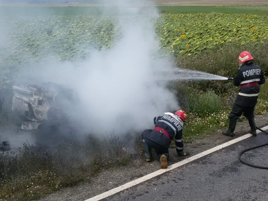 VIDEO/FOTO – Județul TULCEA: Mașină cuprinsă de flăcări pe DN 22. Două persoane au ajuns la spital