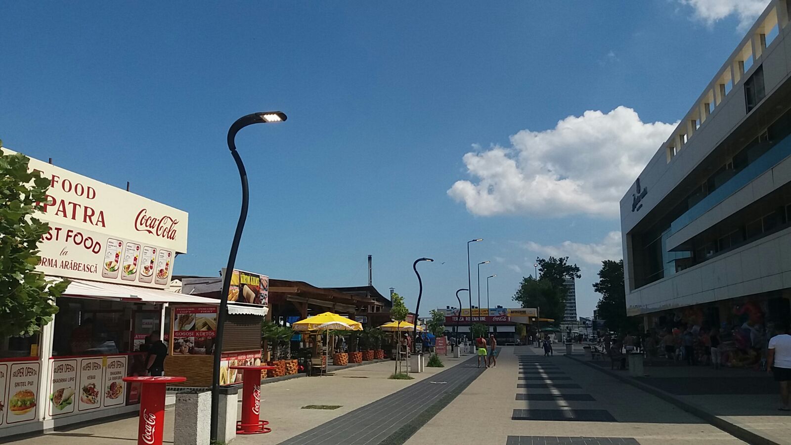 Iluminatul public din stațiunea Mamaia, la concurență cu razele soarelui, în plină zi! (foto)