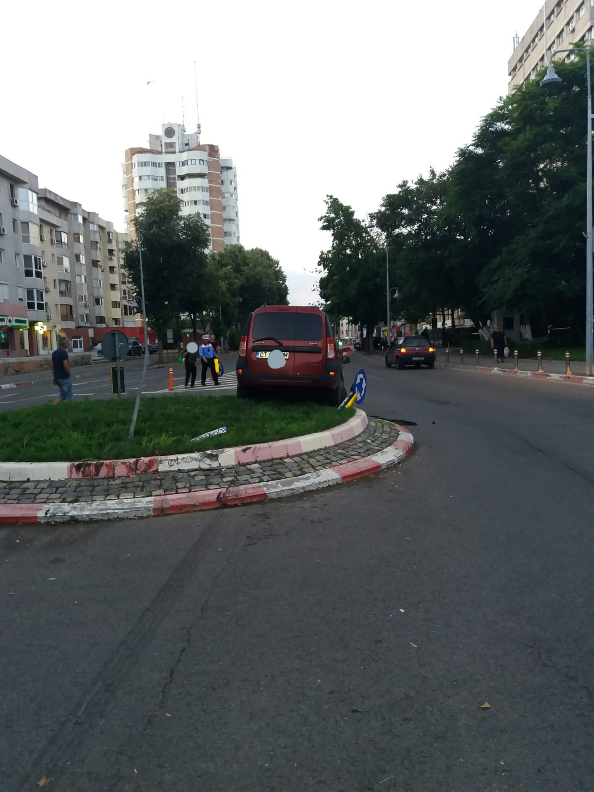 FOTO/CONSTANȚA: BIZAR! O mașină a ajuns… pe sensul giratoriu