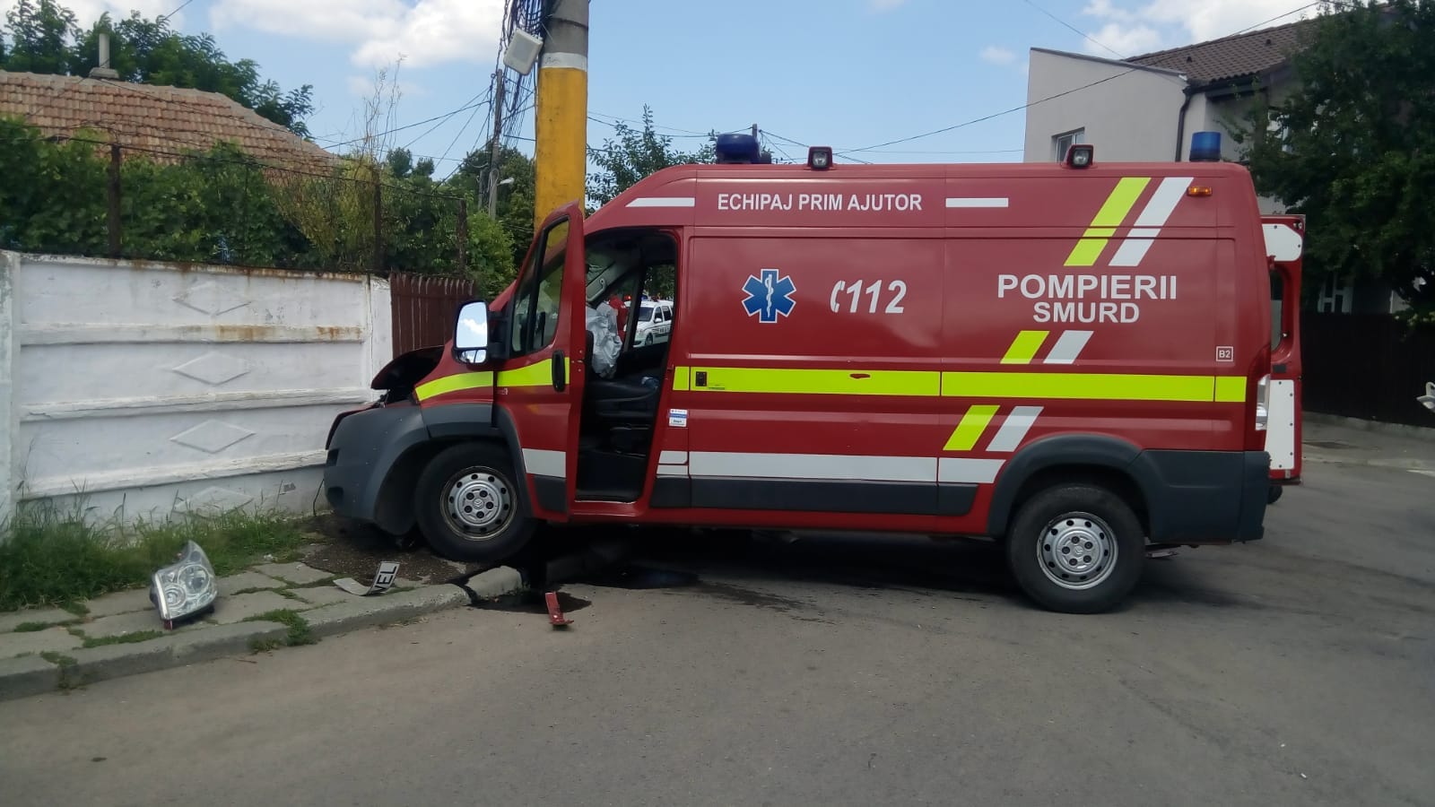 CONSTANȚA: Ambulanță SMURD, distrusă într-un accident de circulație (foto)