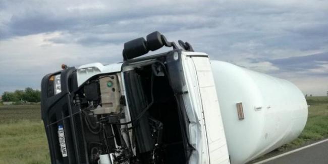 Cisternă cu kerosen, răsturnată pe Autostrada Soarelui. Traficul spre București a fost deviat (video)