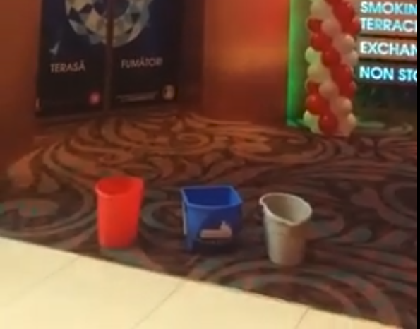 VIDEO – Dacă vă gândeați să vă adăpostiți de ploaie în mall, s-ar putea să nu fie o idee bună!