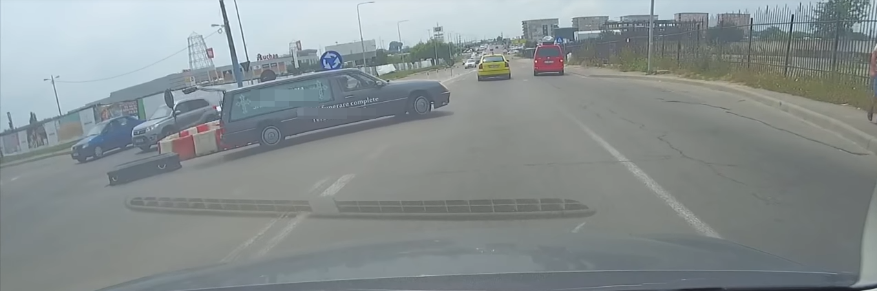 VIDEO – Un sicriu alunecă din mașina de pompe funebre într-o intersecție din Constanța
