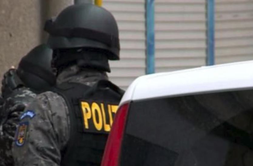 CONSTANȚA: Percheziții la domiciliul unor suspecți de furturi și tâlhării. Patru persoane, reținute de polițiști