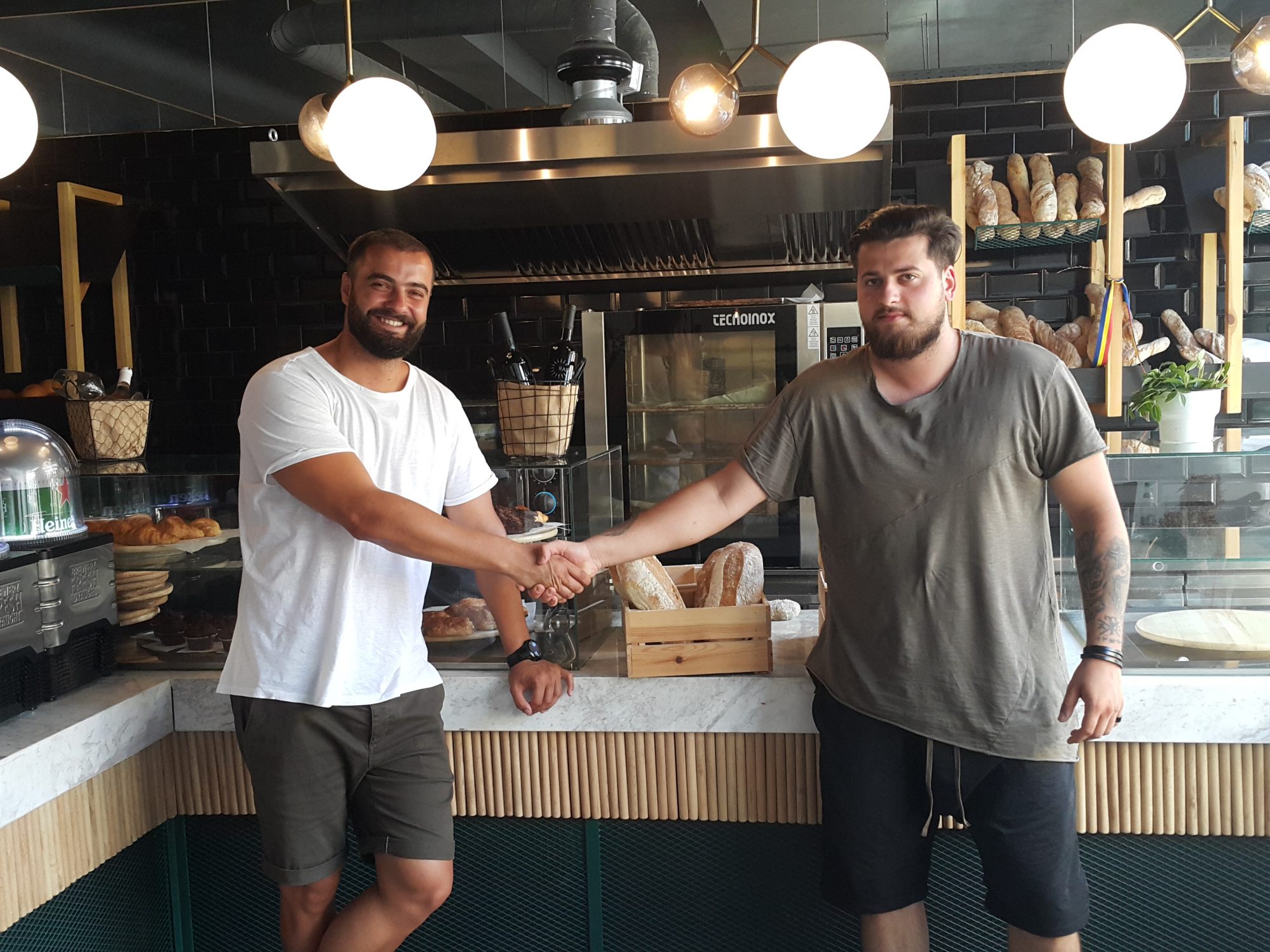 Start-Up Nation: Doi prieteni, o idee pusă la dospit, rumenită într-o afacere de succes, la malul mării