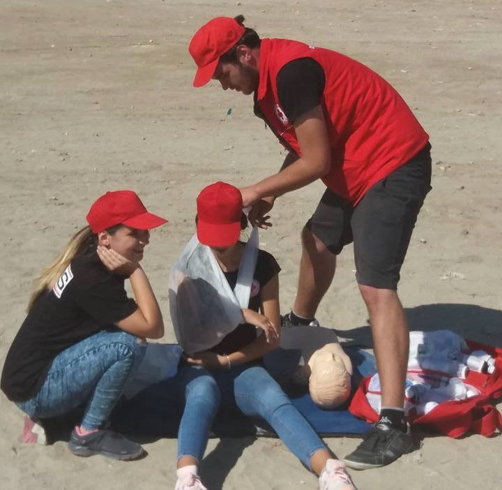 Crucea Roşie Constanţa: Voluntarii patrulează zilnic pe plaja din Mamaia