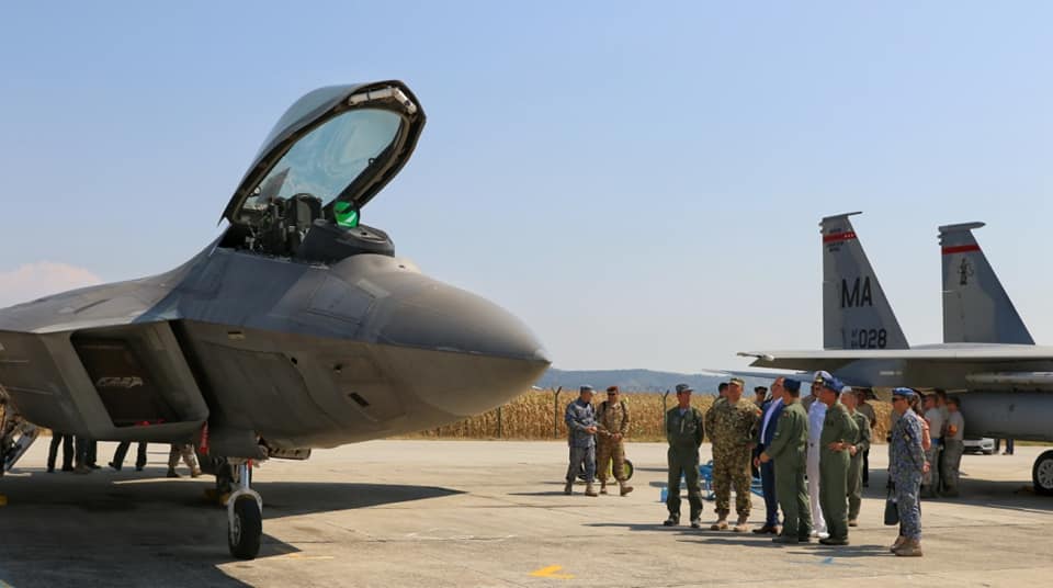 Două avioane F-22 Raptor, în premieră la un exerciţiu comun în România