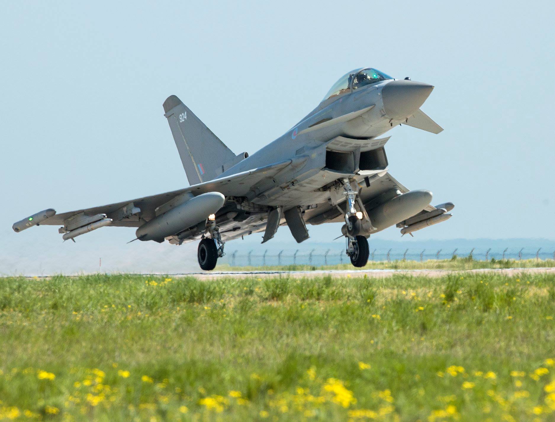Avioanele de vânătoare britanice aflate în misiune la baza Mihail Kogălniceanu din Constanța au interceptat două avioane de luptă rusești deasupra Mării Negre