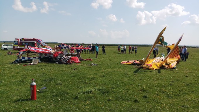 UPDATE! Suceava: Două avioane de mici dimensiuni s-au ciocnit în aer şi s-au prăbuşit. Unul dintre piloţi a decedat