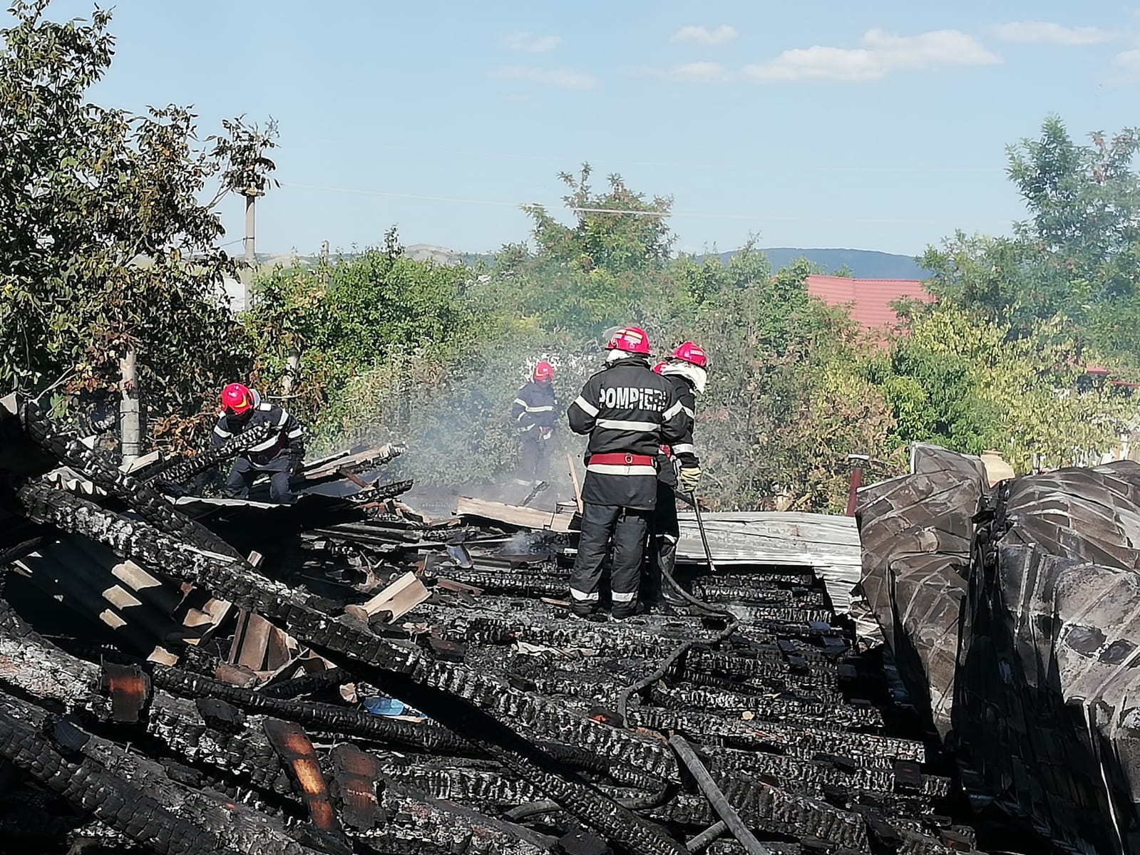 FOTO – Județul TULCEA: Incendiu izbucnit la acoperișul unei case. Există PERICOL de propagare la o altă locuință