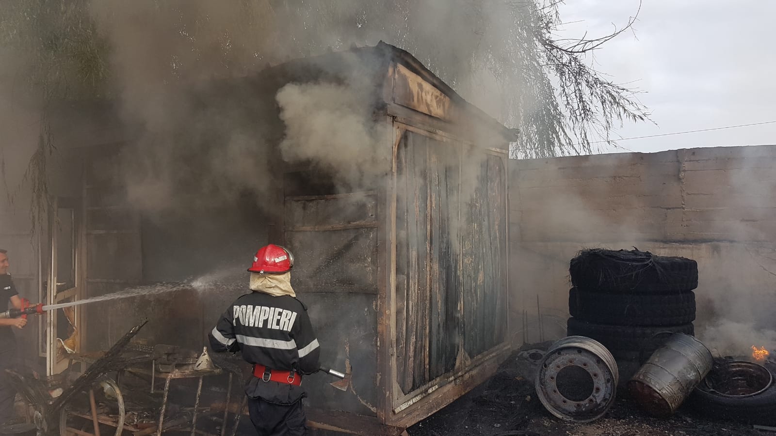 FOTO – Județul CONSTANȚA: Incendiu la o magazie plină cu mase plastice
