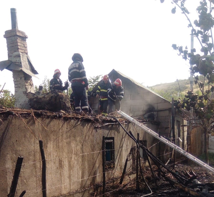 FOTO – Județul TULCEA: Incendiu violent la o casă din localitatea Mahmudia