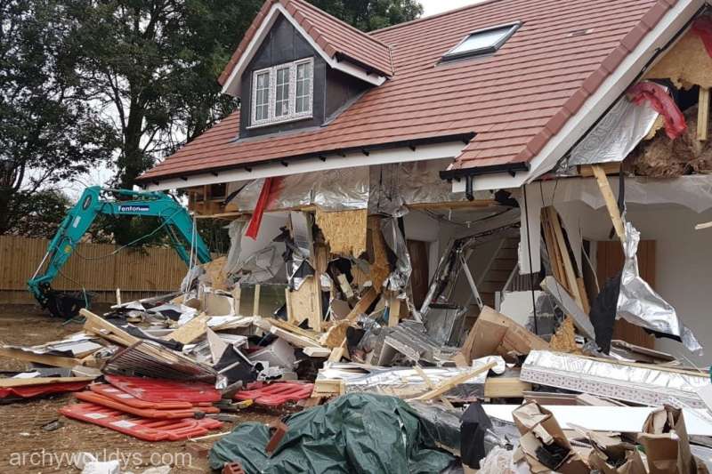 MAREA BRITANIE/FOTO: Muncitor român acuzat că a distrus proprietăţi în valoare de 4 milioane de lire cu un excavator