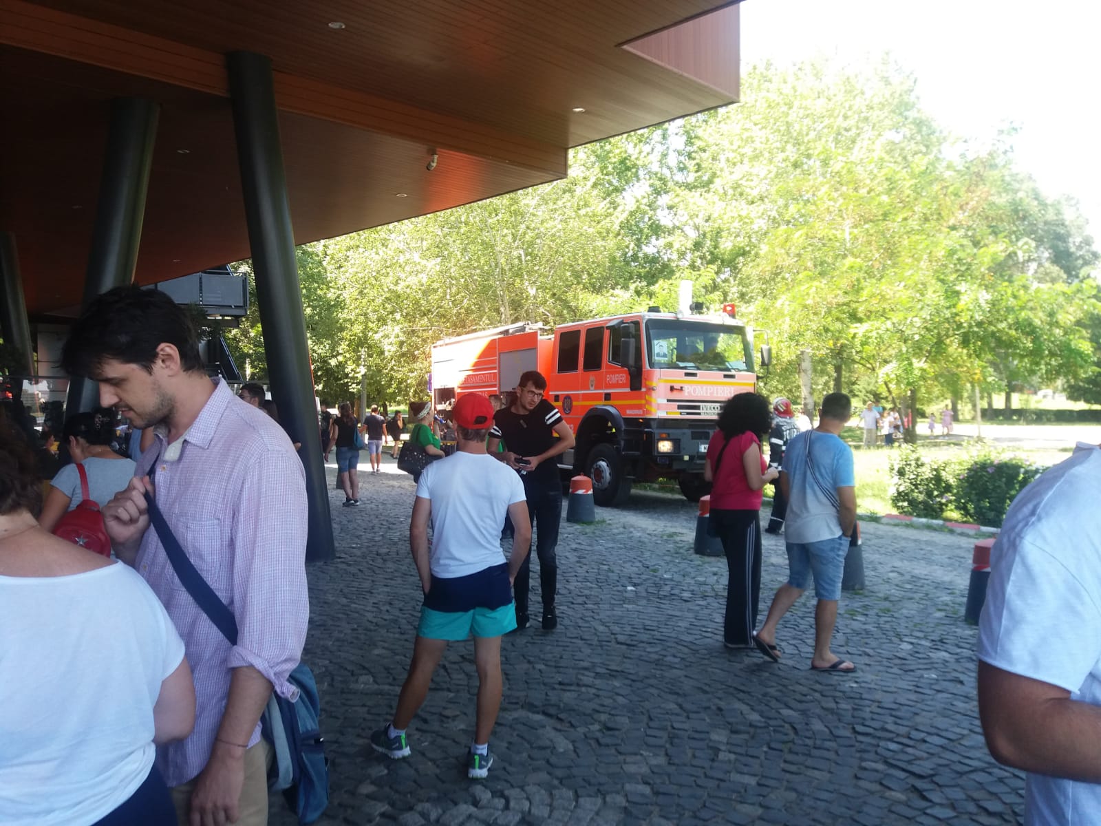 CONSTANȚA/FOTO: Incendiu la City Mall în zona de fast-food