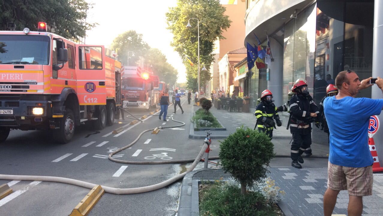 VIDEO/CONSTANȚA: Acoperișul sediului SPIT de pe bulevardul Tomis, cuprins de flăcări
