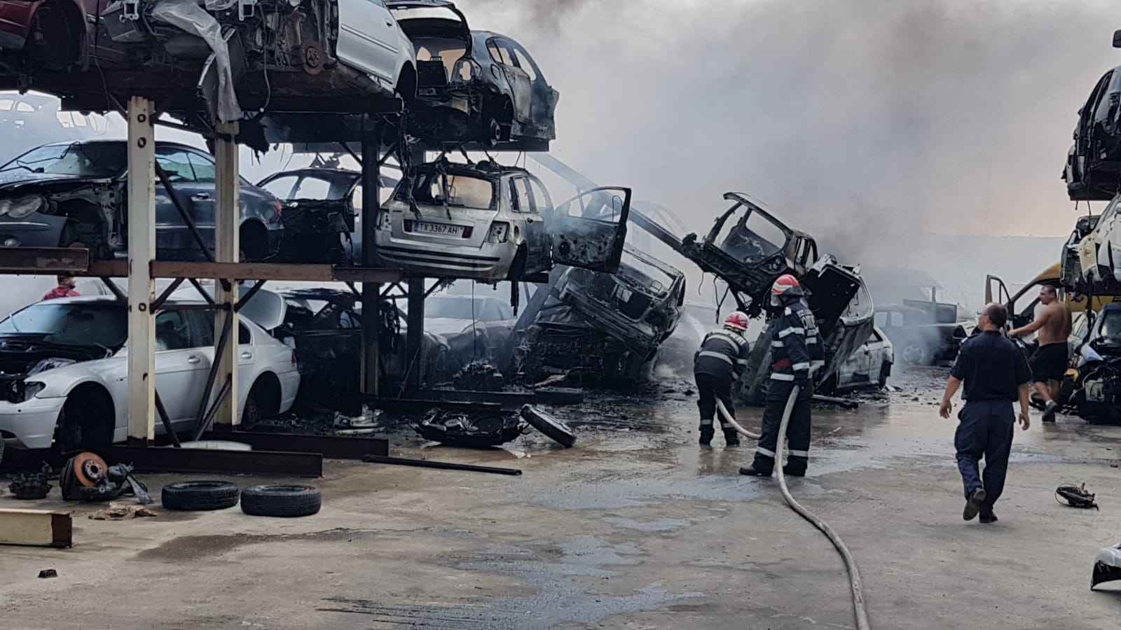 UPDATE/VIDEO – Incendiu violent într-un parc de dezmembrări auto din Agigea