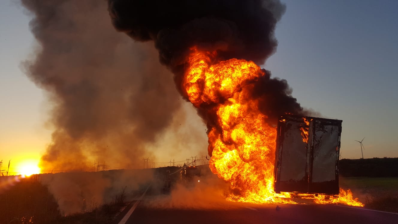 Județul CONSTANȚA/FOTO: Camion distrus în trafic de un incendiu